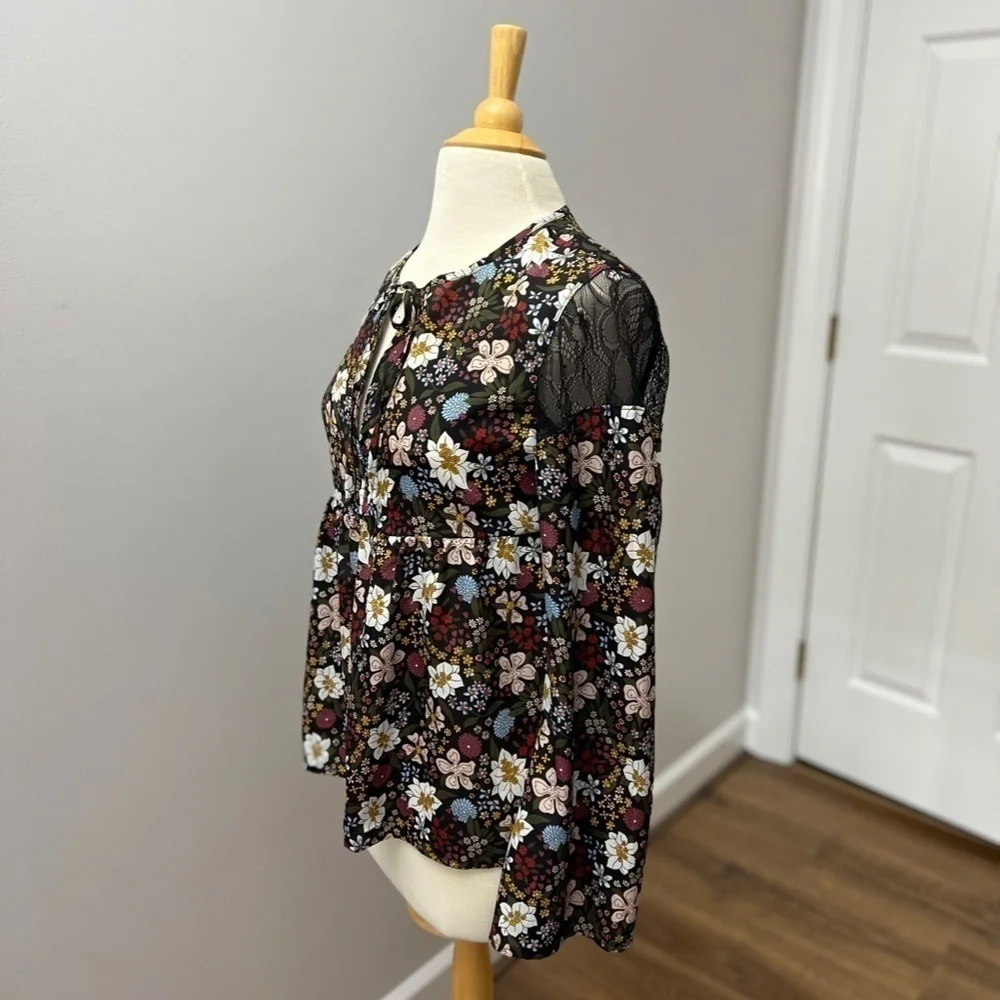 BCBGeneration Floral Lace Shoulder top Sz S